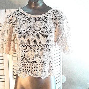 1970s Vintage Hand Crochete Lace Cotton Top /  Blouse / Scallop Edges / M