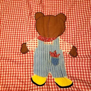 Couverture Binkie brodée d&#39;ours en peluche à carreaux rouges vintage des années 60, recto-verso