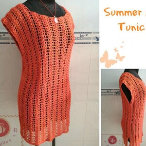 Könnte beinhalten: Orangefarbene Häkeltunika mit lockerer Passform und Rundhalsausschnitt. Die Tunika ist mit einem einfachen Stichmuster gearbeitet und hat einen leicht ausgestellten Saum. Der Text "Summer Air Tunic" ist auf dem Bild zu sehen.