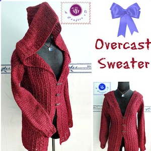 Pode incluir: Um suéter vermelho com capuz e fecho de botões. O suéter é feito de um fio macio e texturizado e tem um caimento solto. O texto "Overcast Sweater" é visível na imagem.