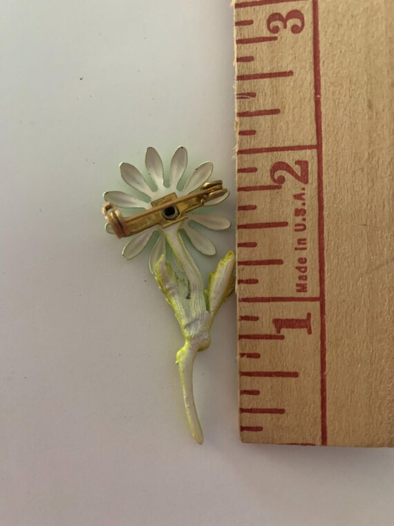 Vintage 1960s Daisy flower enamel brooch View 2