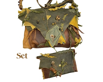 Op de afbeelding: Een set van twee handgemaakte leren tassen in groen, bruin en geel. De grotere tas heeft een klepsluiting en een lange riem. De kleinere tas is een bijpassende portemonnee. Het woord "Set" staat op de afbeelding.