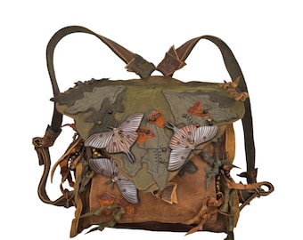 brown leather backpack with embroidered butterflies Beige GG Supreme Canvas Web Butterfly Small Day Embroidered butterfly patch BUTTERFLY LEATHER BACKPACK S |