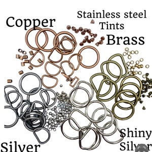 Op de afbeelding: Assortiment van metalen ringen en springringen in koper, messing, roestvrij staal en zilveren afwerkingen. De ringen zijn in verschillende maten en vormen, waaronder rond, ovaal en D-vormig. De ringen zijn ideaal voor het maken van sieraden, knutselen en andere doe-het-zelfprojecten.