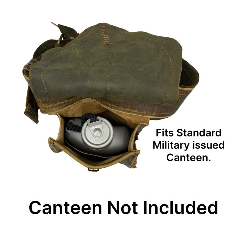 Op de afbeelding: Een bruine leren drinkfleshouder met een klep die opengaat om een ​​vak voor een standaard militaire drinkfles te onthullen. De tekst "Fits Standard Military issued Canteen." en "Canteen Not Included" is zichtbaar in de afbeelding.