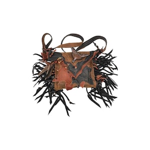 Könnte beinhalten: Eine braune Leder-Umhängetasche mit schwarzen Fransen und einem dekorativen Vogeldesign. Die Tasche hat einen Klappenverschluss und einen langen Riemen.