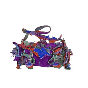 Könnte beinhalten: Eine mehrfarbige Patchwork-Handtasche aus Wildleder mit einem langen Riemen, verziert mit Perlen und Fransen.
