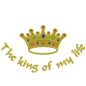 Peut inclure: Une couronne dorée avec des joyaux rouges, bleus et verts, avec le texte "The king of my life" écrit en cursive.