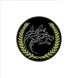 Peut inclure: Une tête de loup noire et blanche avec des motifs tribaux est entourée d'une couronne de feuilles vertes sur un fond circulaire noir.