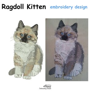 Puede incluir: Un dise&ntilde;o de bordado de un gatito Ragdoll con ojos azules, una m&aacute;scara facial de color marr&oacute;n oscuro y pelaje color crema con marcas atigradas de color canela. La imagen muestra el patr&oacute;n digital a la izquierda y la versi&oacute;n bordada.