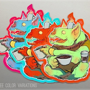 Könnte beinhalten: Drei Aufkleber mit einer cartoonartigen, goblinartigen Kreatur in Blau, Rot und Grün. Jede hält eine Tasse Kaffee und hat eine kleine Tasse auf dem Kopf. Die Aufkleber haben einen weißen Rand und sind in leuchtenden Farben umrandet. Der Text "THREE COLOR VARIATIONS" steht unten.