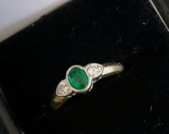 Vintage Hallmarked 18ct (750) Gold Emerald and Diamond Art Deco Style Ring