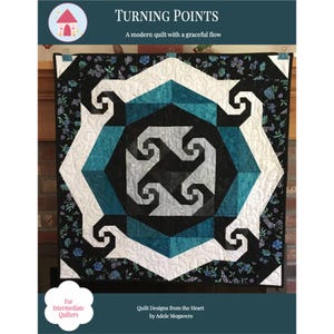 Op de afbeelding: Een moderne quilt met een geometrisch ontwerp. De quilt heeft een centraal patroon van wervelende vormen in tinten zwart, wit en blauwgroen, omgeven door een zwarte bloemenrand. De tekst "TURNING POINTS" en "A modern quilt with a graceful flow" zijn zichtbaar.