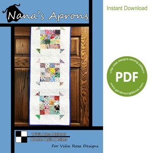 Può includere: Un runner da tavolo in patchwork colorato. Il runner è bianco con tre quadrati di tessuto colorato. Il runner è appeso a una porta di legno. Il testo "Nana's Aprons" è nella parte superiore dell'immagine. Il testo "Tricia Lynn Maloney Orphan Quilt Designs For Villa Rosa Designs" è nella parte inferiore dell'immagine. Il testo "Instant Download" è nell'angolo in alto a destra dell'immagine. Un cerchio verde con il testo "villa rosa designs sewing pattern PDF www.gardensongfabrics.com" è nell'angolo in basso a destra dell'immagine.