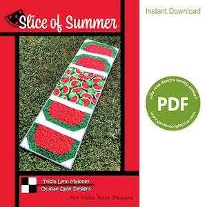 Puede incluir: Un patrón de costura PDF para un camino de mesa con temática de sandía llamado "Slice of Summer" de Villa Rosa Designs. El patrón está diseñado por Tricia Lynn Maloney para Orphan Quilt Designs.