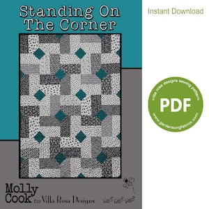 Puede incluir: Un patrón de acolchado llamado "Standing On The Corner" de Villa Rosa Designs. El patrón presenta un esquema de color negro, blanco y verde azulado con formas geométricas. El patrón está disponible como descarga instantánea en PDF.