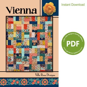 Op de afbeelding: Een kleurrijke patchworkquilt genaamd "Vienna". Het heeft verschillende bloemen- en geometrische patronen in rood, blauw, geel en perziktinten. De woorden "Direct downloaden" en "PDF" zijn ook zichtbaar.
