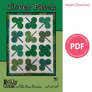 Könnte beinhalten: Ein digitaler Download eines PDF-Nähmusters für eine Quilt namens "Clover Patch" von Molly Cook für Villa Rosa Designs. Die Quilt hat einen weißen Hintergrund mit grünen vierblättrigen Kleeblatt-Designs.