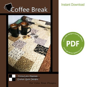 Op de afbeelding: Een PDF-naai-patroon voor een quilt genaamd "Coffee Break" van Tricia Lynn Maloney voor Villa Rosa Designs. De quilt heeft een bruin, beige en wit patchwork-ontwerp met een koffiekopje-motief.