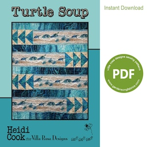 Pode incluir: Um padrão de download digital para uma colcha intitulada "Turtle Soup" de Heidi Cook para Villa Rosa Designs. A colcha apresenta um padrão geométrico azul e branco com um desenho repetitivo de tartarugas nadando no oceano.