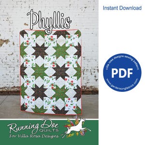Può includere: Una trapunta con motivo a stella nei toni del verde e del marrone, intervallata da quadrati bianchi con disegni floreali. Bordo rosso. La parola "Phyllis" è scritta in corsivo. Modello di cucito PDF di Running Doe Quilts, download immediato.