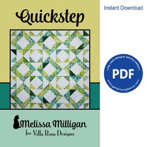 Op de afbeelding: Een digitaal downloadbaar PDF-patroon voor een quilt genaamd "Quickstep" van Melissa Milligan voor Villa Rosa Designs. De quilt heeft een geometrisch patroon van groene, blauwe en witte driehoeken.