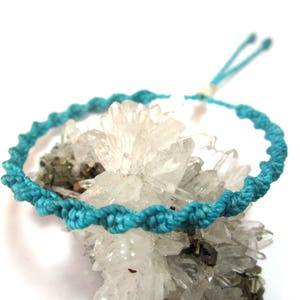 Blue Sky/Turquoise Friendship Bracelet/Bohemian/Surf/Unisex Round Spiral Cord Wristband Handmade/Braided With Waxed Cord and Knots Réf.PS229