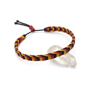 Bracelet Rouge Jaune & Noir Tressé en Macramé avec du Fil Ciré. Ajustable et Résistant à l'Eau. Couleur Drapeau Allemagne/Belgique Réf3PP10