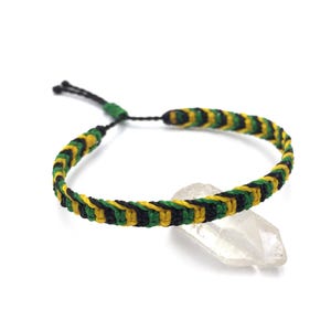 Bracelet Vert Jaune & Noir Tressé en Macramé avec du Fil Ciré. Fait Main en France. Ajustable et Résistant à l'Eau. Couleur Jamaïque Réf3PP7