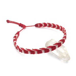 Bracelet Rouge & Blanc Tressé en Macramé avec du Fil Ciré. Ajustable et Résistant à l'Eau. Couleur Canada/Pologne/Danemark/Autriche Réf3PP25