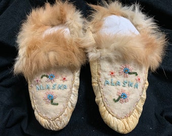 Vintage Alaska beaded Eskimo Childs Moccasins