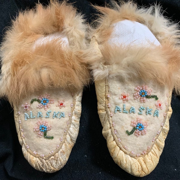 Vintage Alaska beaded Eskimo Childs Moccasins