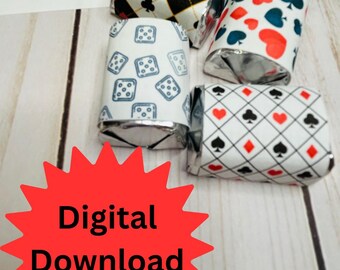 Könnte beinhalten: Verpackte Süßigkeiten mit Spielkarten- und Würfelmustern. Designs umfassen Herzen, Rauten, Kreuz und Pik in Rot, Schwarz und Blau. Der Text "Digital Download" steht in einem roten Stern. Etsy-Shop-Adresse sichtbar.