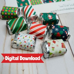 Pode incluir: Doces embalados com papel temático de Natal. Os desenhos incluem bengalas doces, flocos de neve, luzes de Natal e caixas de presente. As palavras "Digital Download" estão em uma faixa vermelha.