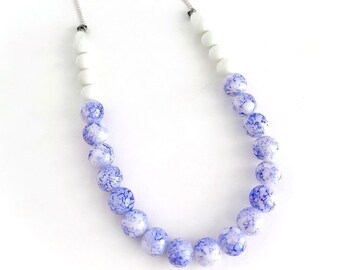Collar de cuentas estilo mármol blanco y lavanda