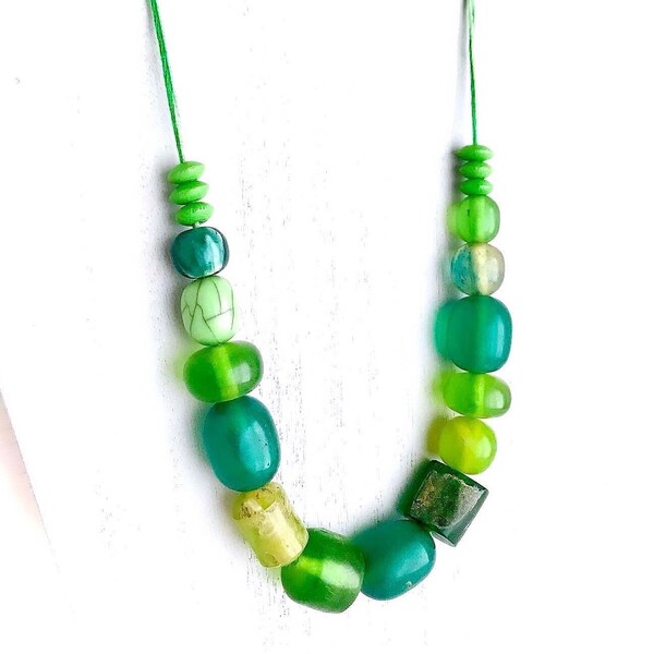 Grand collier de perles abstrait vert mélangé