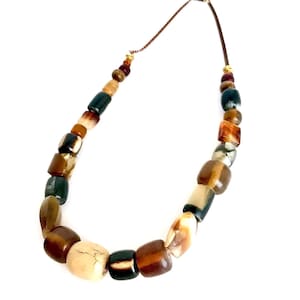 Halsband med stort abstrakt blandat Java Browns-pärlor