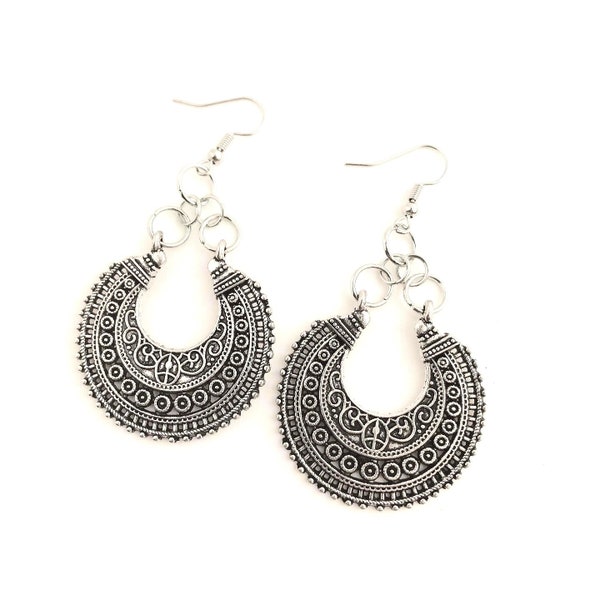 Srebrne kolczyki z zawieszką w kształcie półksiężyca