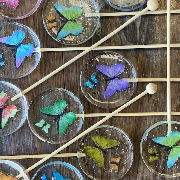 Piruleta de caramelo duro personalizada con forma de mariposa, recuerdo de boda en palito de madera