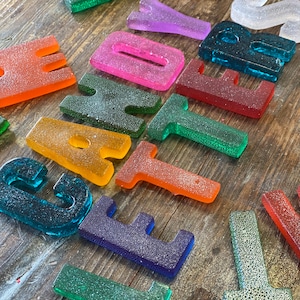 Letras de caramelos de azúcar para cupcakes, pasteles, corazones aplastados, bebidas y más