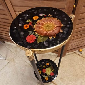 OOAK 25 cm runt växtställ i två nivåer, 61 cm högt, av hartsepoxi och blomma