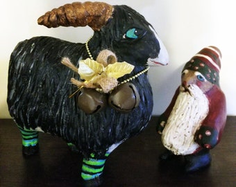 Caprichosa escultura de carnero de arcilla de papel maché - Sam the Ram Christmas Goat