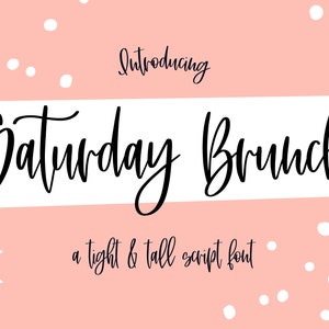 Peut inclure: Présentation de Saturday Brunch, une police d'écriture cursive serrée et haute. Le texte est écrit en noir sur fond blanc avec un fond rose à pois blancs.