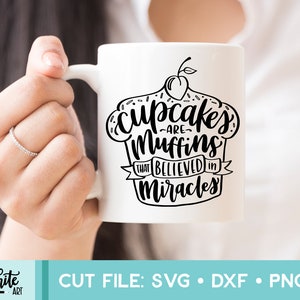 I cupcakes sono muffin che credevano nei miracoli SVG, hand lettered cut file, cricut download, silhouette, illustrazione vettoriale, sovrapposizione di foto