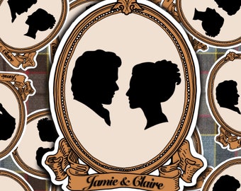 Könnte beinhalten: Ein Aufkleber mit einem goldenen Rahmen und einer Silhouette eines Paares darin. Der Aufkleber hat unten ein Banner mit der Aufschrift "Jamie & Claire".