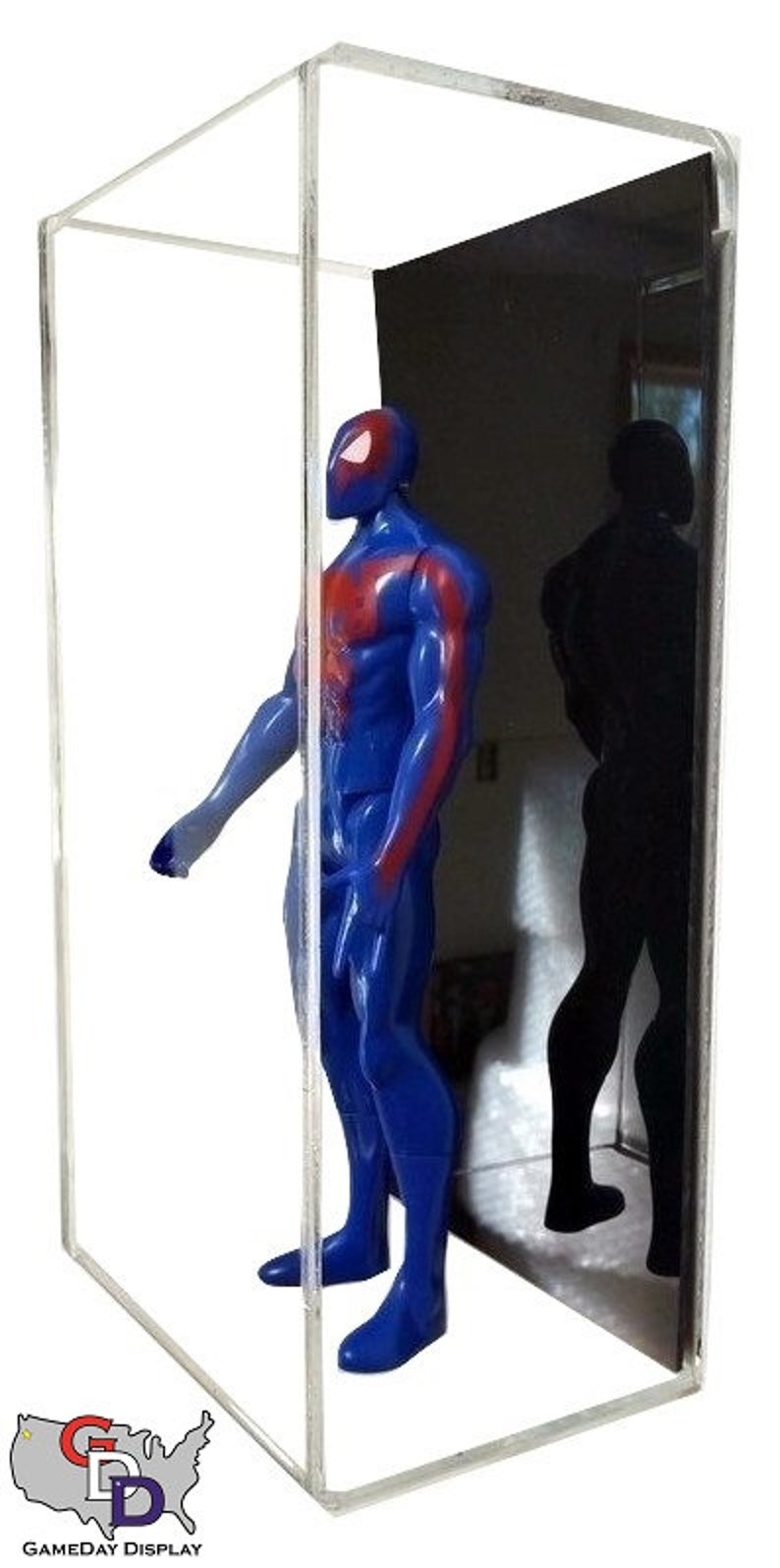 Puede incluir: Una vitrina de acr&iacute;lico transparente con un fondo negro. Dentro de la vitrina hay una figura de acci&oacute;n azul y roja de un superh&eacute;roe. La figura est&aacute; de pie sobre una base transparente.