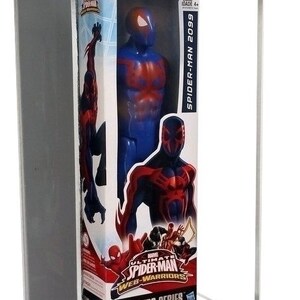 Puede incluir: Una vitrina de pl&aacute;stico transparente con una figura de acci&oacute;n roja, azul y negra de Spider-Man 2099 en una caja. La caja tiene el texto "Ultimate Spider-Man Web-Warriors Titan Hero Series".
