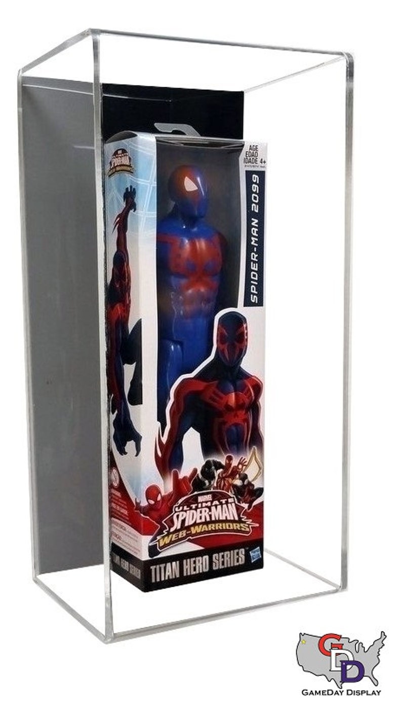 Puede incluir: Una vitrina de pl&aacute;stico transparente con una figura de acci&oacute;n roja, azul y negra de Spider-Man 2099 en una caja. La caja tiene el texto "Ultimate Spider-Man Web-Warriors Titan Hero Series".