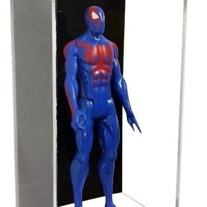 Puede incluir: Una figura de acci&oacute;n de Spider-Man azul y roja en una vitrina de acr&iacute;lico transparente con fondo negro. La figura est&aacute; de pie con los brazos a los lados. La vitrina est&aacute; etiquetada con "GAMEDAY DISPLAY" en la parte inferior.