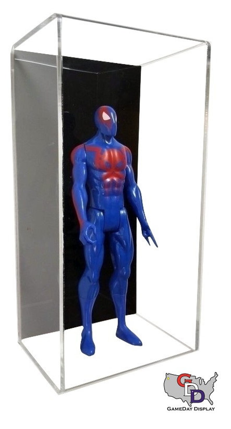 Puede incluir: Una figura de acci&oacute;n de Spider-Man azul y roja en una vitrina de acr&iacute;lico transparente con fondo negro. La figura est&aacute; de pie con los brazos a los lados. La vitrina est&aacute; etiquetada con "GAMEDAY DISPLAY" en la parte inferior.